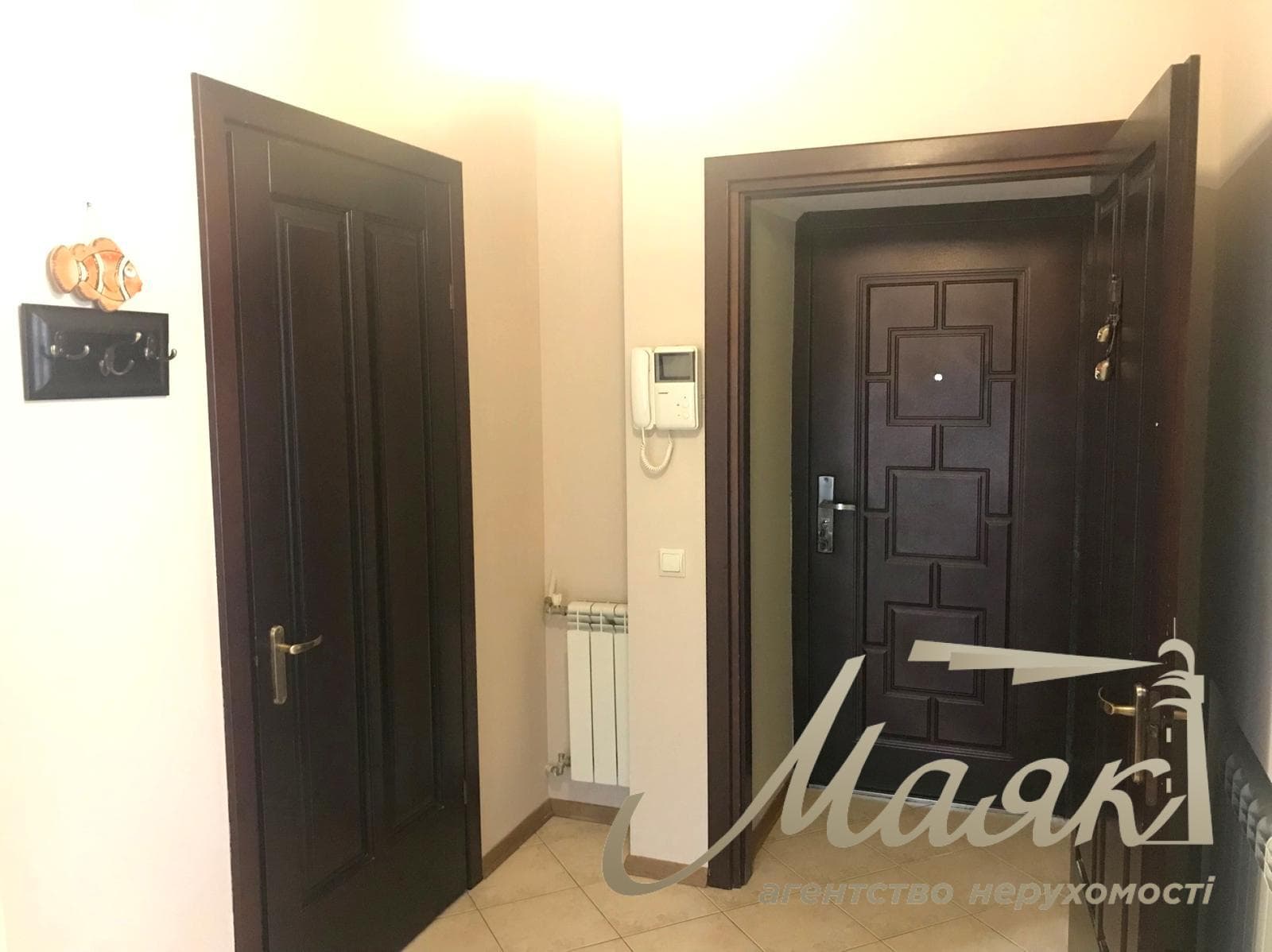 For sale luxury house on the bank of the Dnieper in the elite cooperative "Chernobylets", Obolonsky district, Kiev.