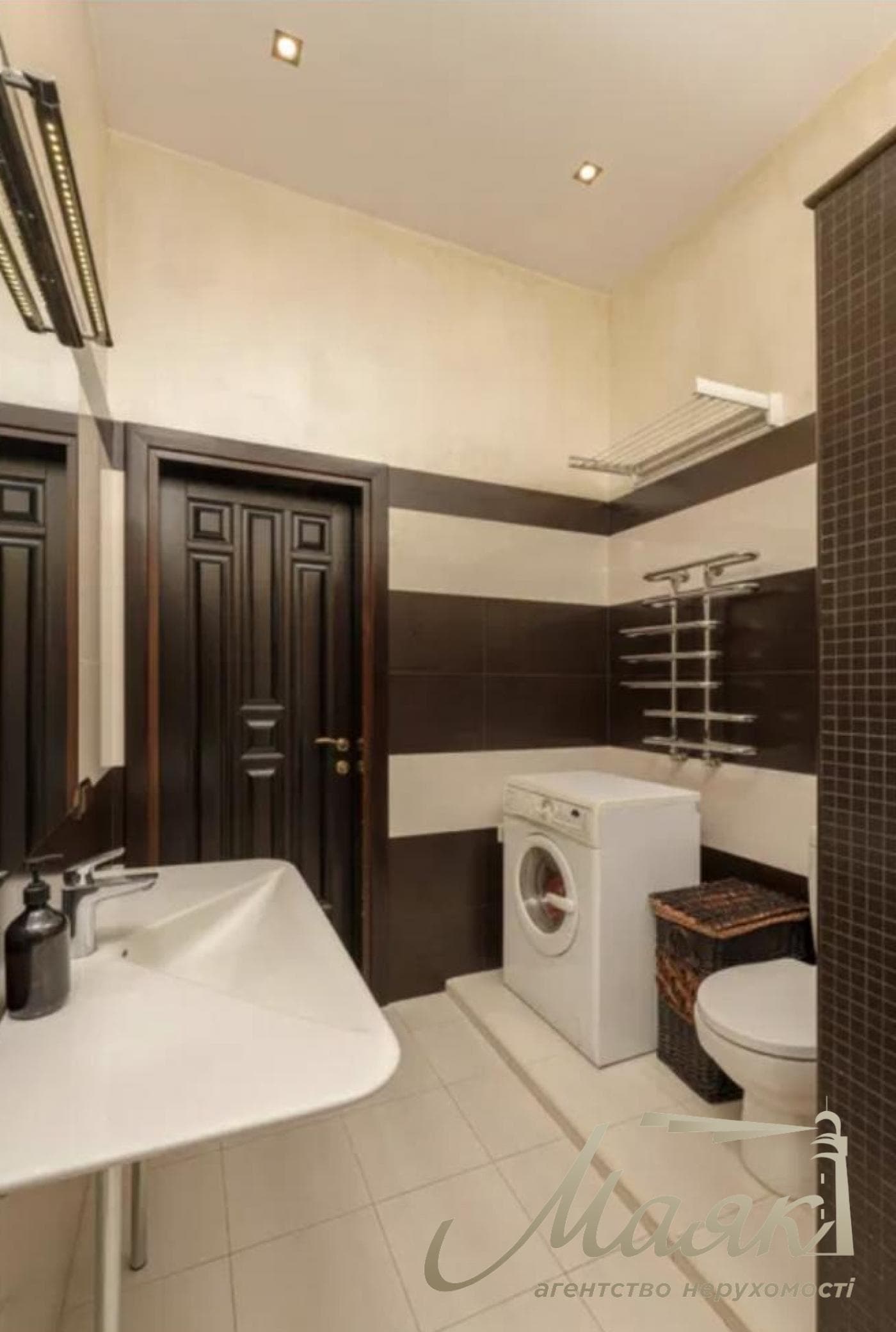 320 m² house for rent in Koncha-Zaspa. Cleaning and gardening services included