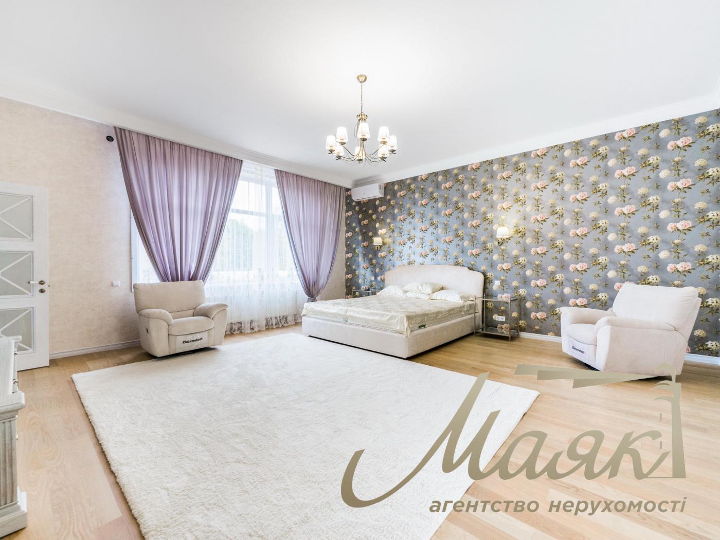 Rent of 3-storey house (840m2) s.Kozin