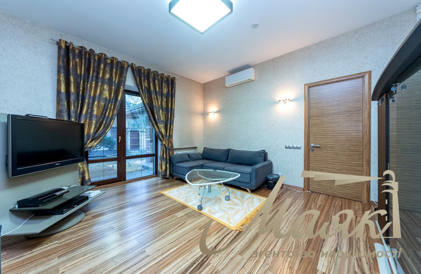 For sale house 400m2 in the village. Romankov, suburbs of Kiev, 18 acres, 8 km to Kiev, in Obukhiv district.