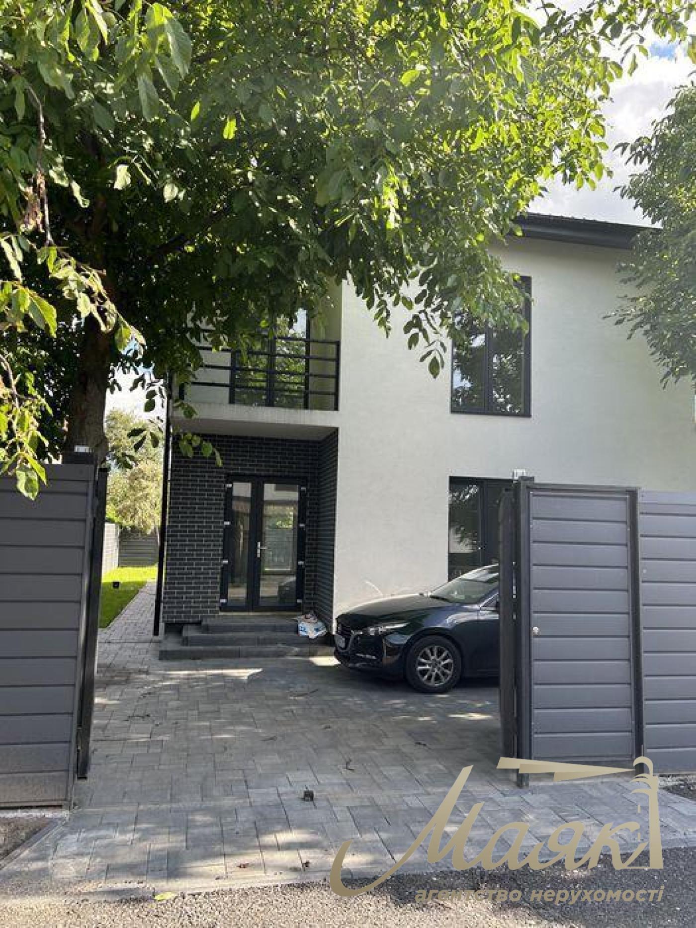 Продаж 2-х поверхового будинку 160 кв.м. Дарницький район. Біля метро і річки.