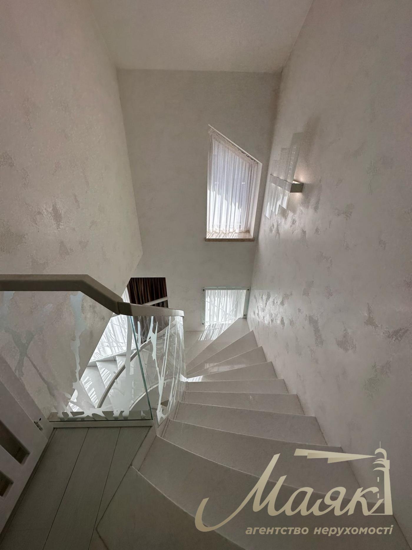 Пропонується до продажу будинок у лісовій зоні в селі Гореничі - в екологічно чистому місці серед сосен, поруч з озерами.