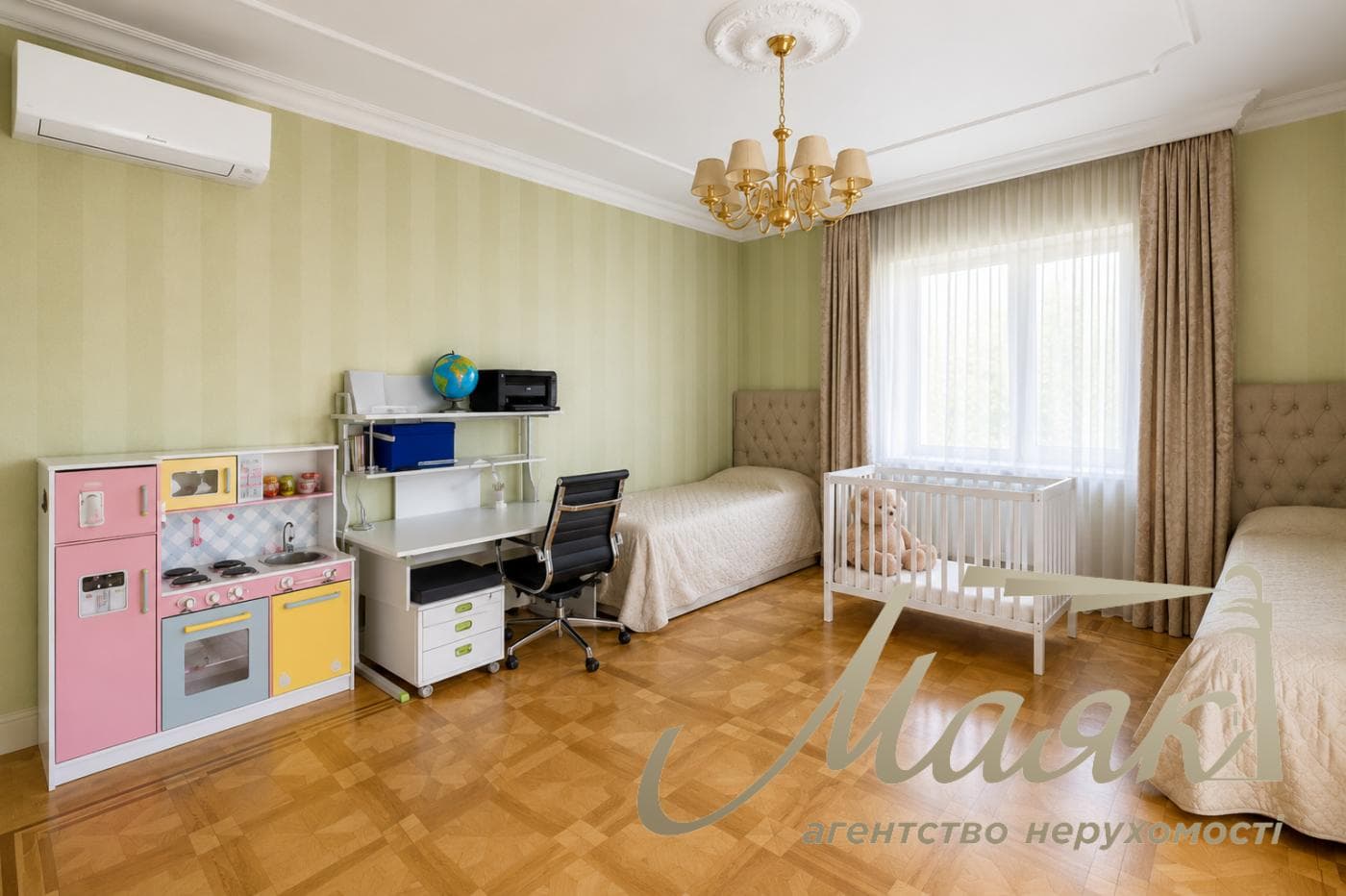Оренда просторого будинку з ремонтом площею 341 м² у котеджному містечку, с. Підгорці — 12 км від Києва, Обухівський район, Київська область.
