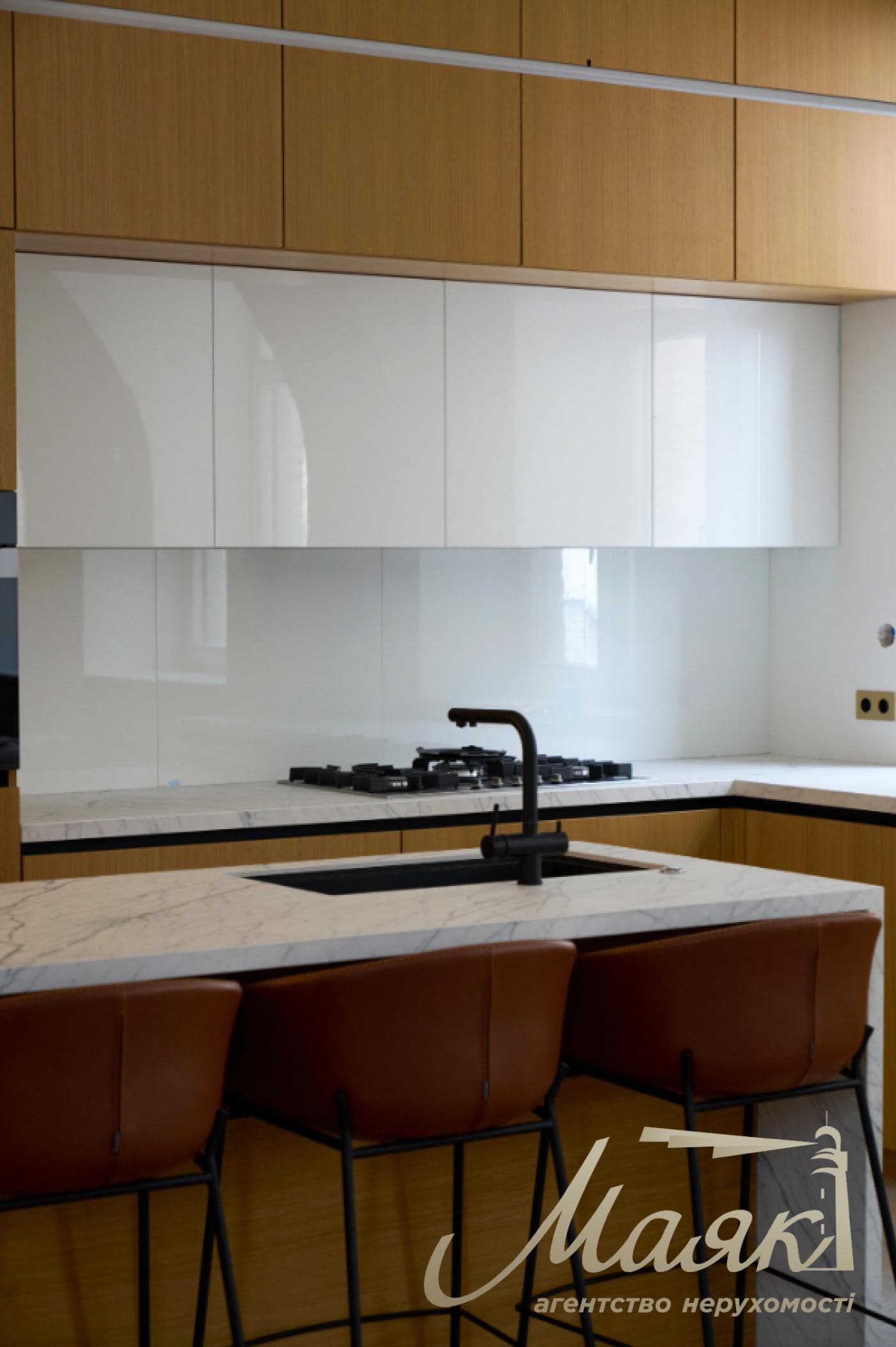 Rent 4-room apartment, stm. University, Ivan Franka str., 42, Center, Kiev