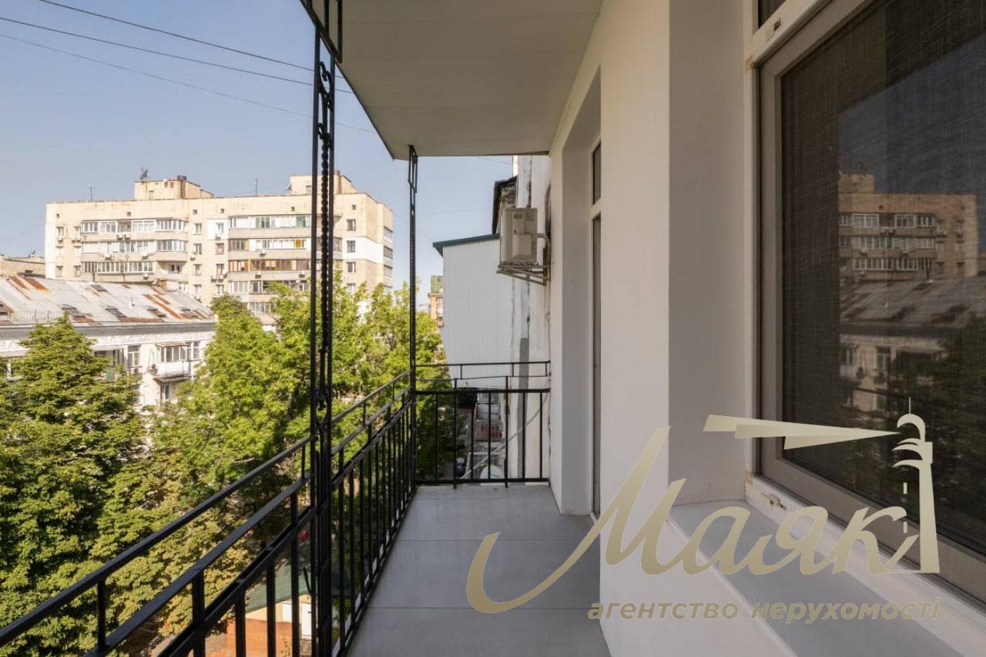 Rent a modern 60-square-meter apartment in the very heart of Kyiv, at 14 Ivana Mazepa Street, Pecherskyi District, downtown Kyiv.