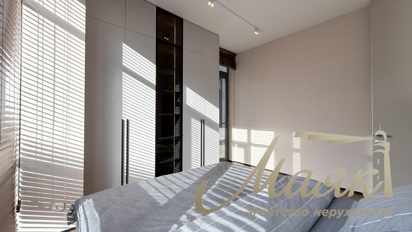 For sale 3-room apartment Residential Complex Novopecherskie Lipki, Dragomirova str.