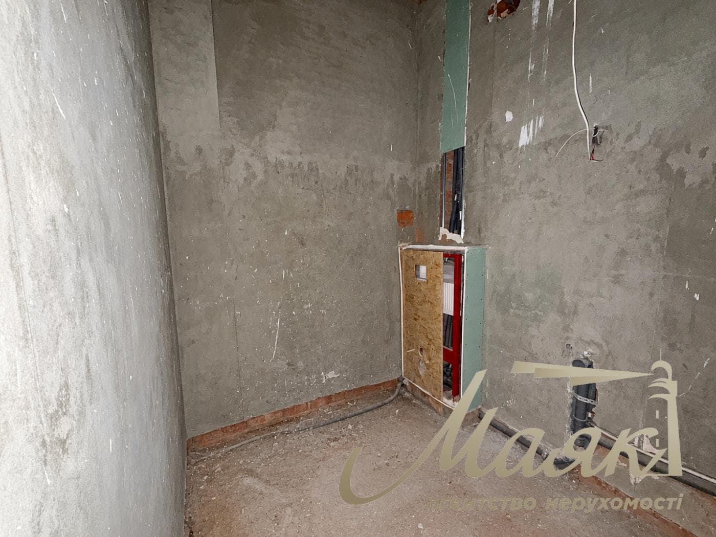 3-story house for sale, 325 m², village of Plyuty