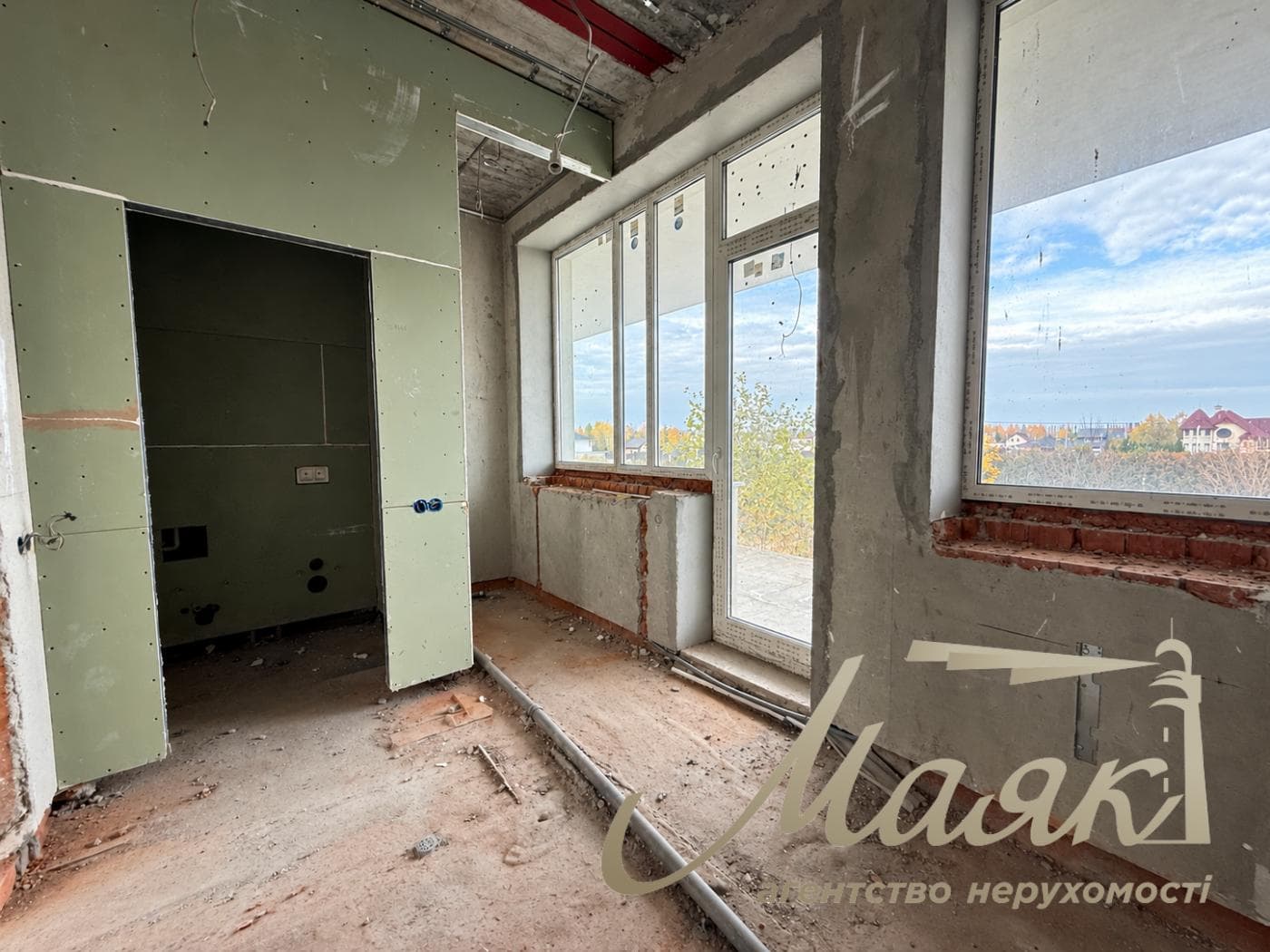 3-story house for sale, 325 m², village of Plyuty