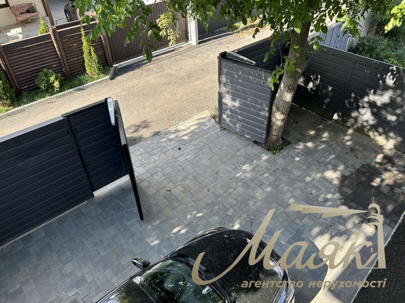 Продаж 2-х поверхового будинку 160 кв.м. Дарницький район. Біля метро і річки.