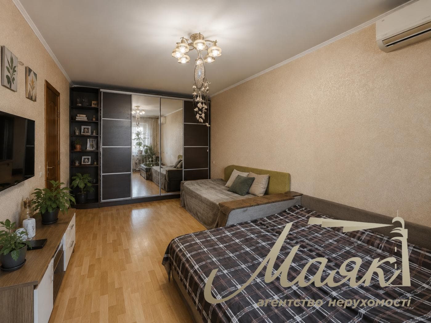 Продаж 2-кімнатної квартири площею 47,6 м² з ремонтом, вул. Левка Лук’яненка, 2Б, район Оболонь, Київ