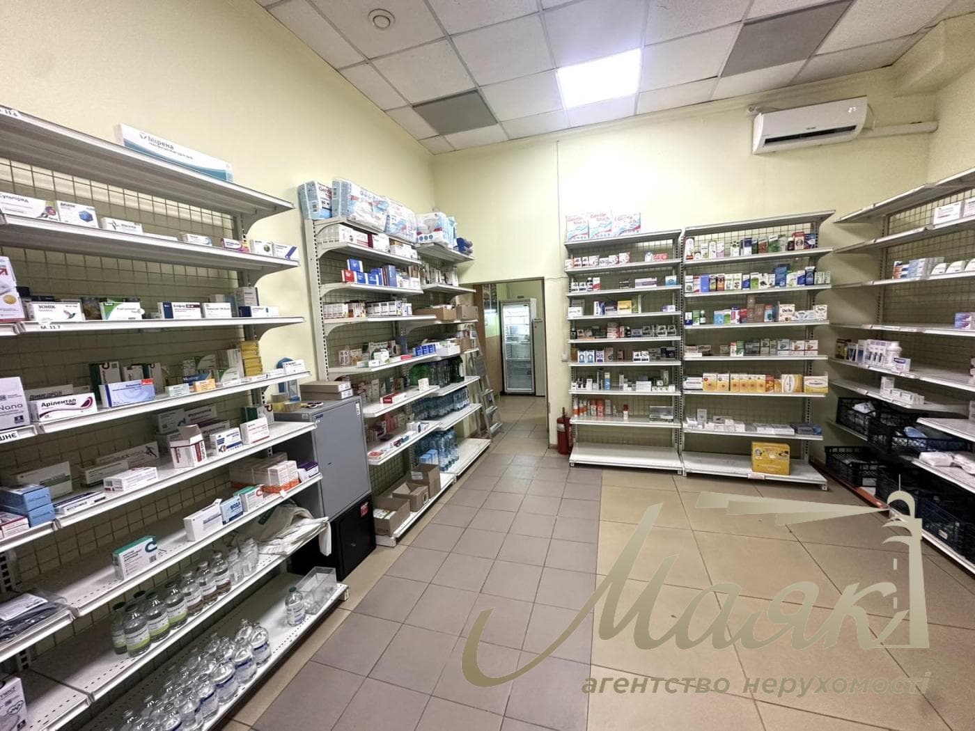 Оренда фасадного комерційного приміщення (106 м² + 70 м² цоколь), Русанівська набережна, 8
