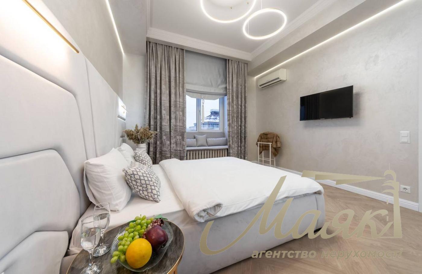 Rent a 4-room apartment on Khreshchatyk