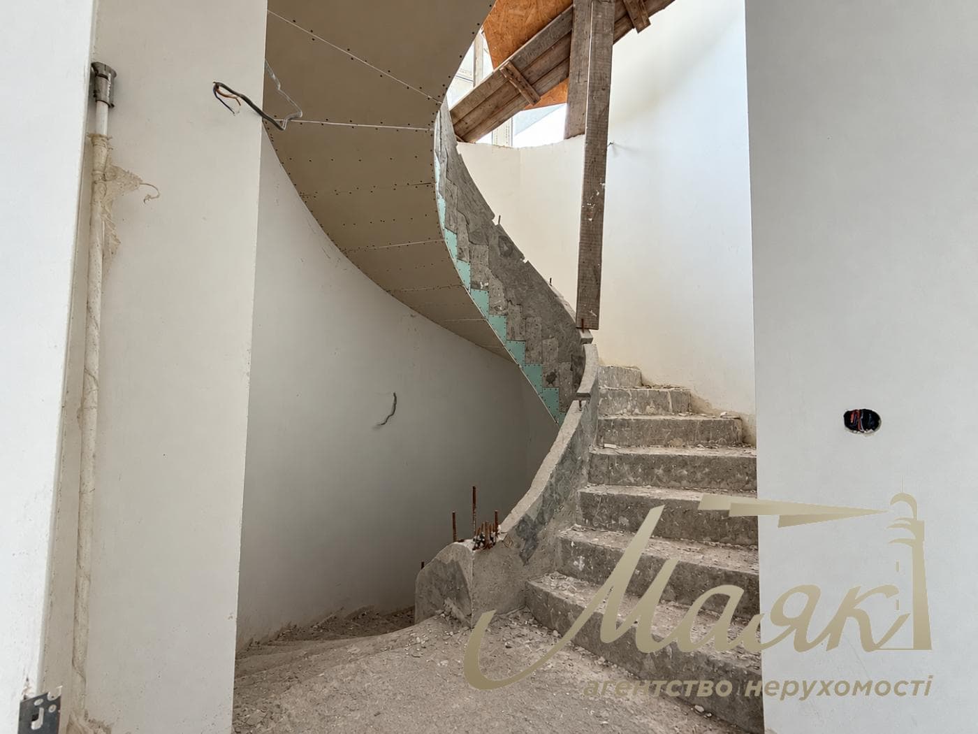 3-story house for sale, 325 m², village of Plyuty