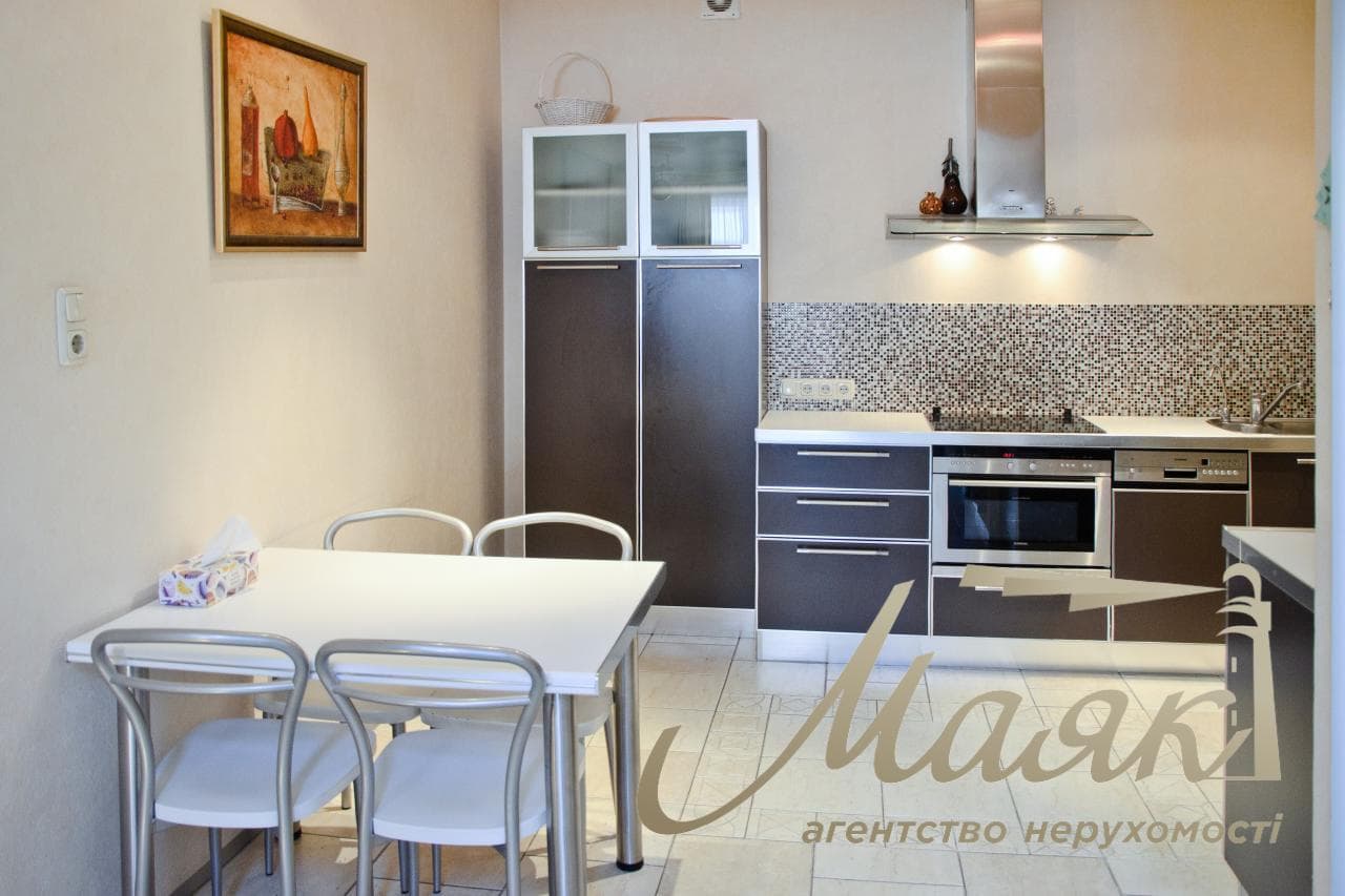 For sale 4-room apartment, Sofiyskaya Square