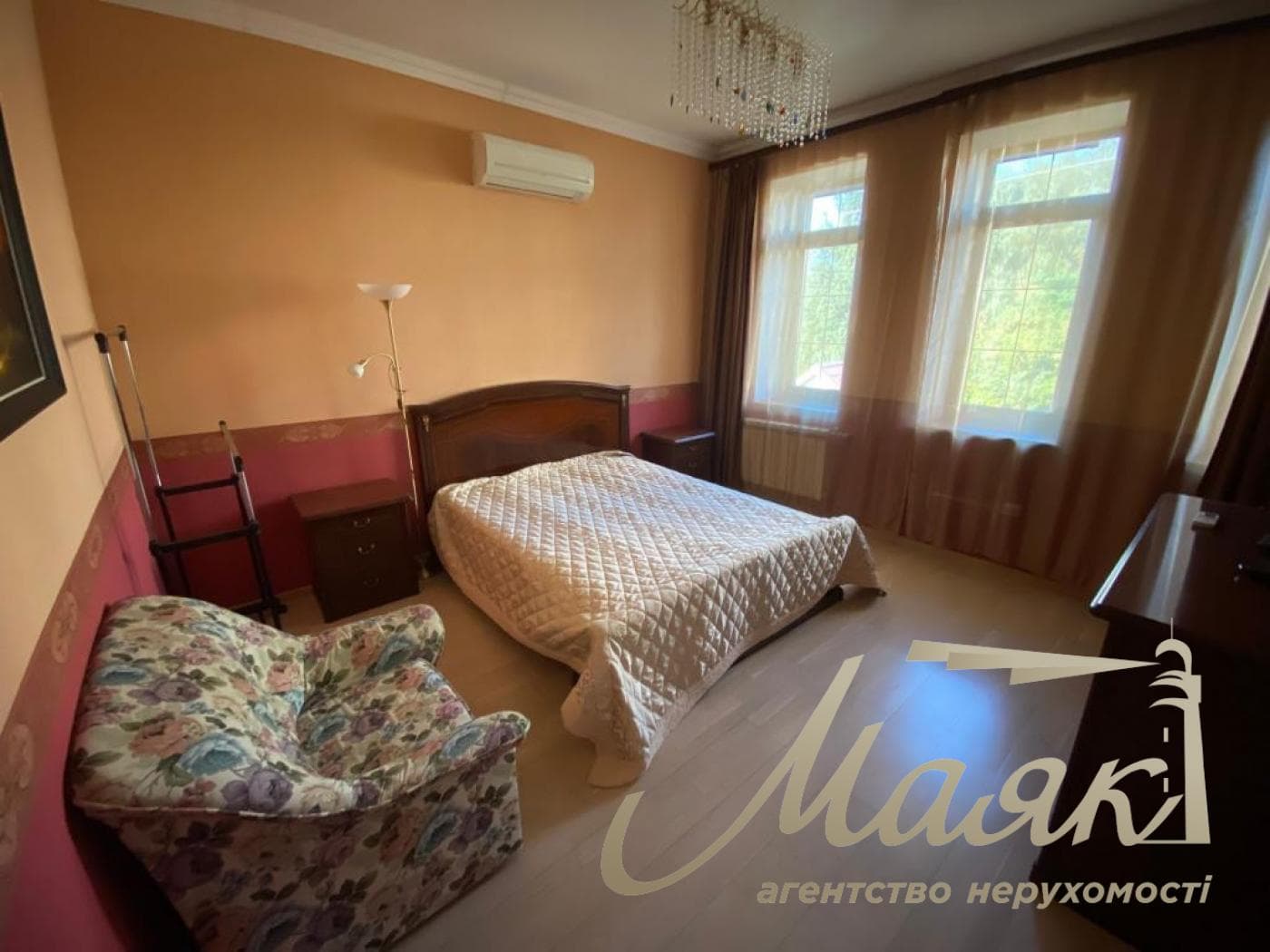 Оренда 3-поверхового будинку (250 м²) у Лесниках