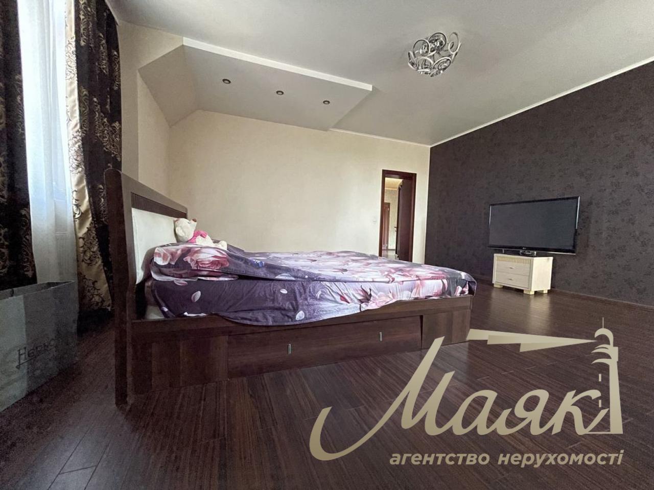 Продаж будинку 360 м2 у Жулянах з ділянкою 15 соток вул.,.Нова