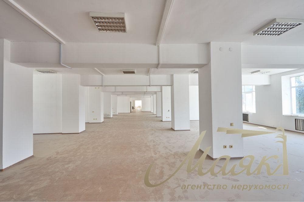 Продаж окремої будівлі площею 3 941 м⁴. Земельна ділянка площею 0,25 га. Центр Києва