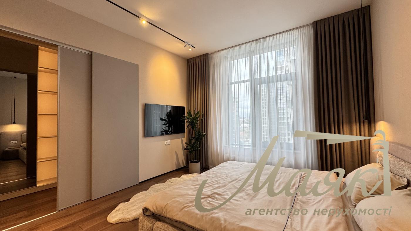 For sale 3-room apartment Residential Complex Novopecherskie Lipki, Dragomirova str.