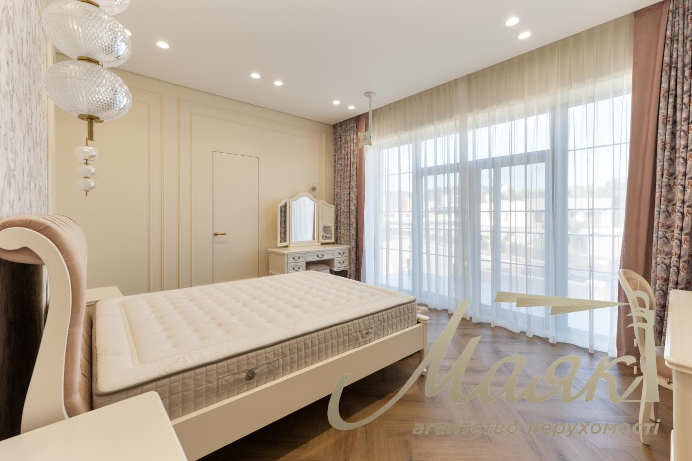 Продаж будинку площею 450 м² з басейном та гостьовим будинком у житловому комплексі «Хутір Ясний», Лесники
