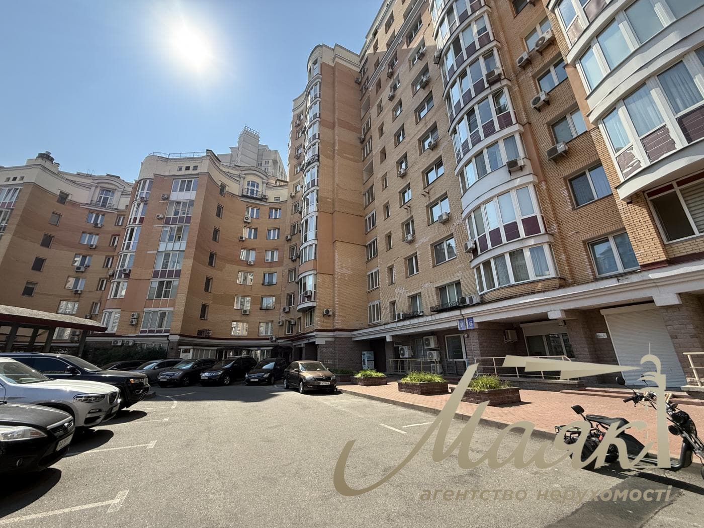 Оренда триповерхової квартири площею 190 м² + тераса на Оболонській набережній.