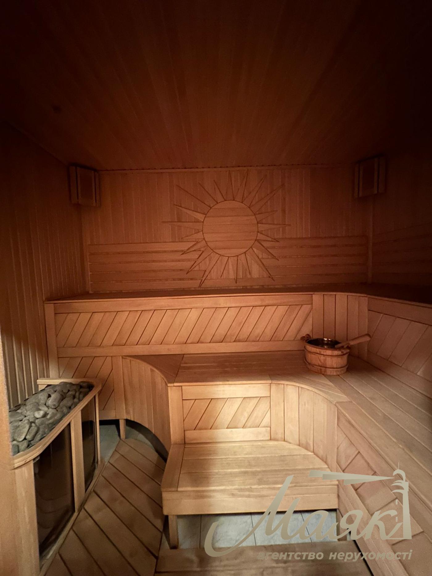 We offer for sale a luxurious house in Petropavlovska Borschagovka, Kiev, just 3 minutes from the city.