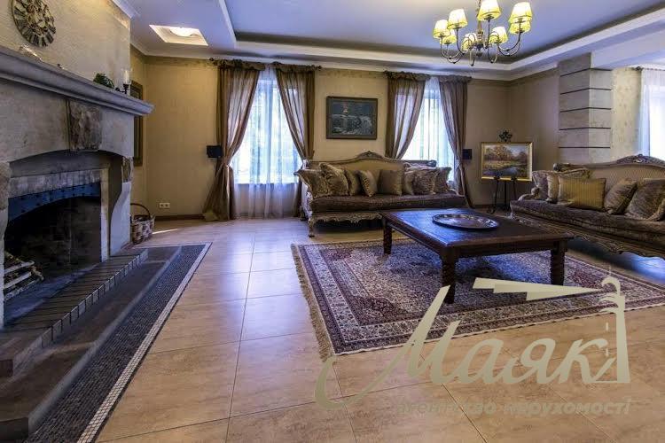 Оренда будинку площею 430 м², що розташований у сосновому лісі на ділянці 50 соток із ландшафтним дизайном у с. Романків.