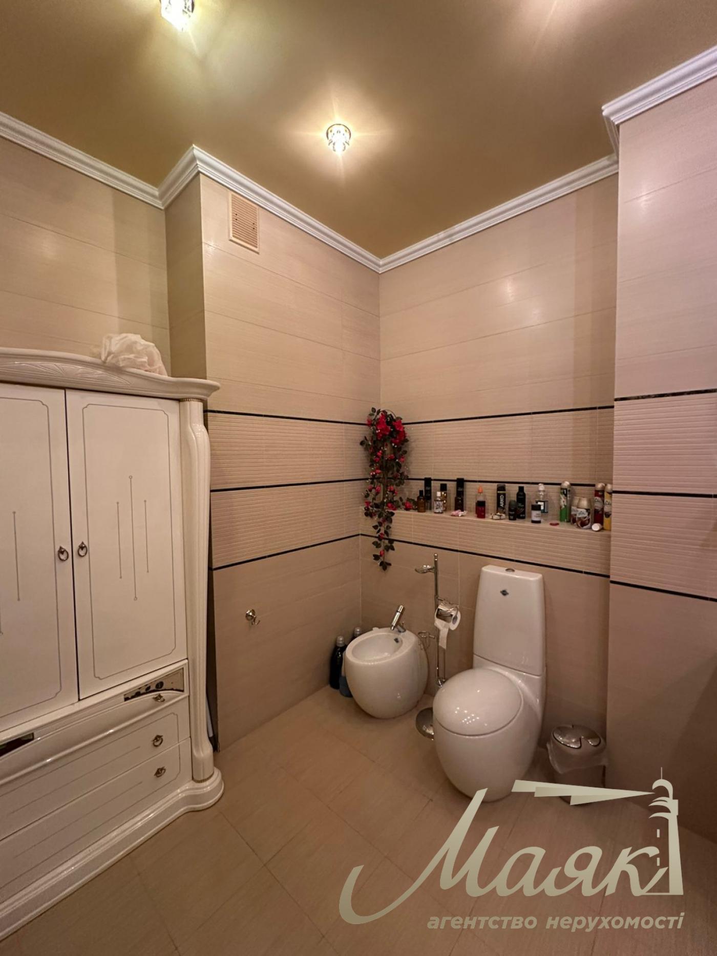 We offer for sale a luxurious house in Petropavlovska Borschagovka, Kiev, just 3 minutes from the city.