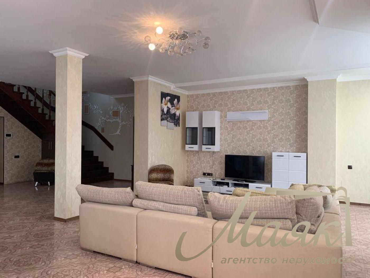 Rent a house 300m2 in the village of Kozin, ulitsa Nova,70