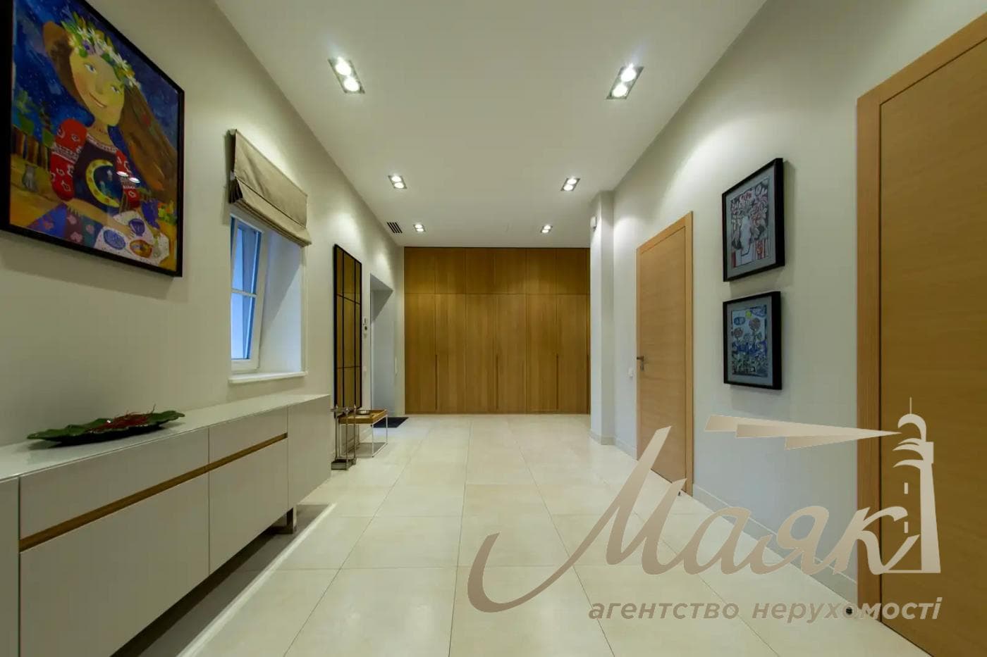 Оренда 3-поверхового будинку площею 570 м², Плюти