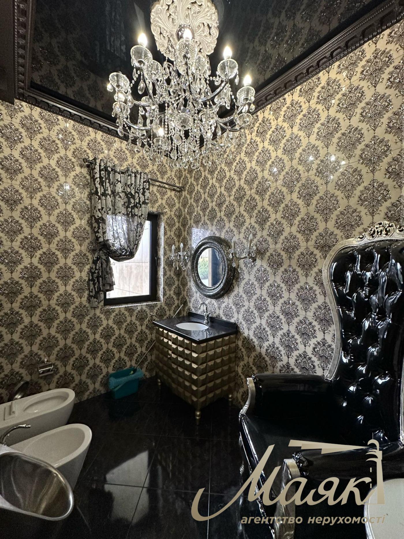 For sale one-storey cottage with access to the lake in the cottage town in the village of New Bezradichi, Obukhiv district.