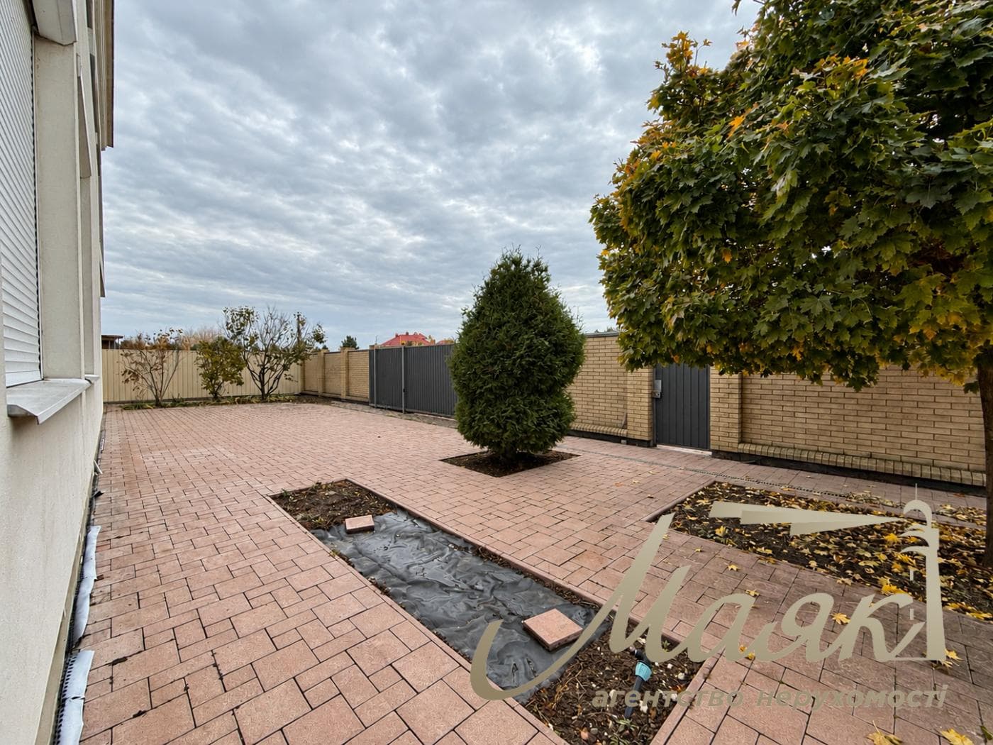 3-story house for sale, 325 m², village of Plyuty
