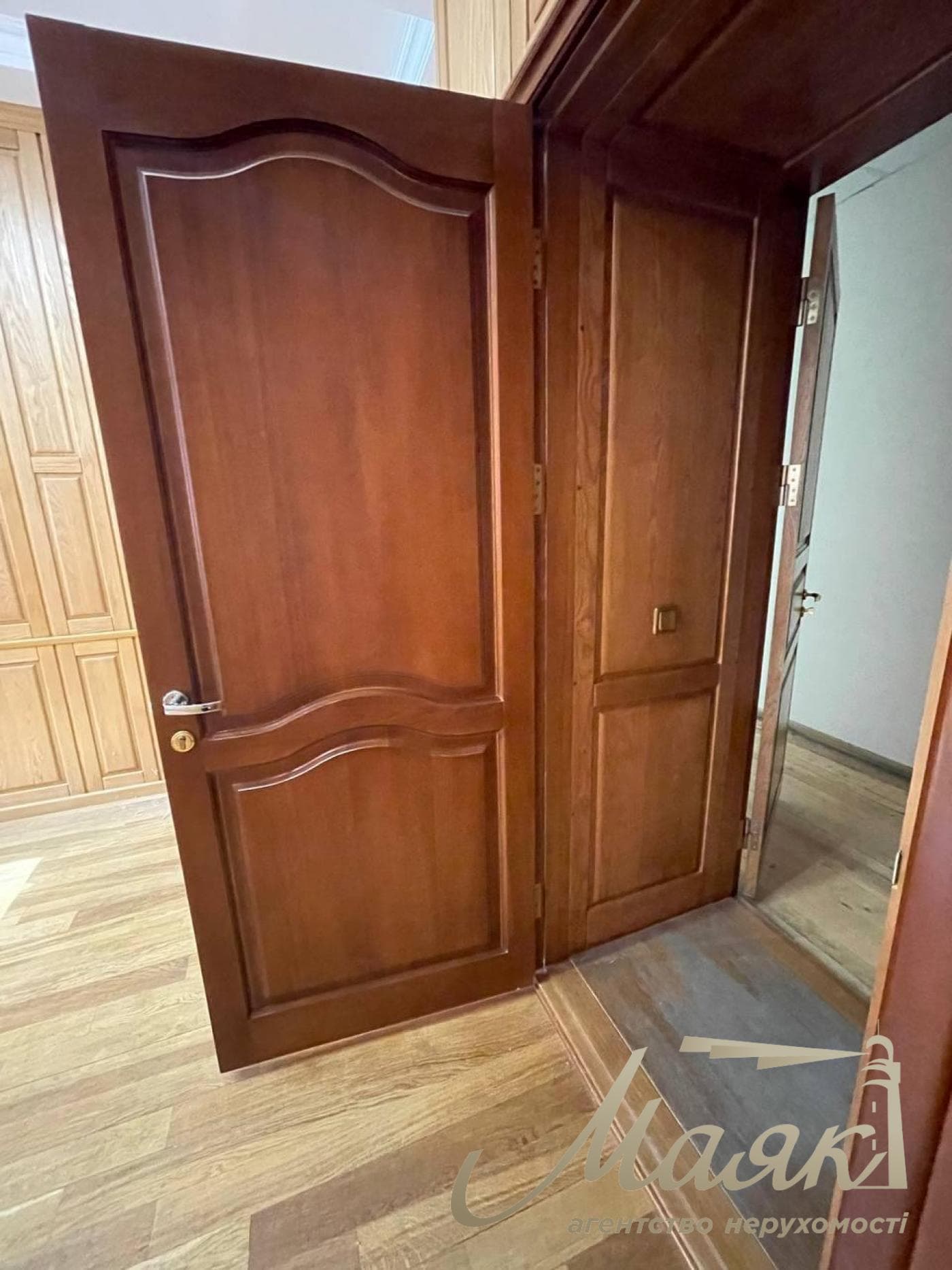 Продаж окремої будівлі, вул. Кирилівська