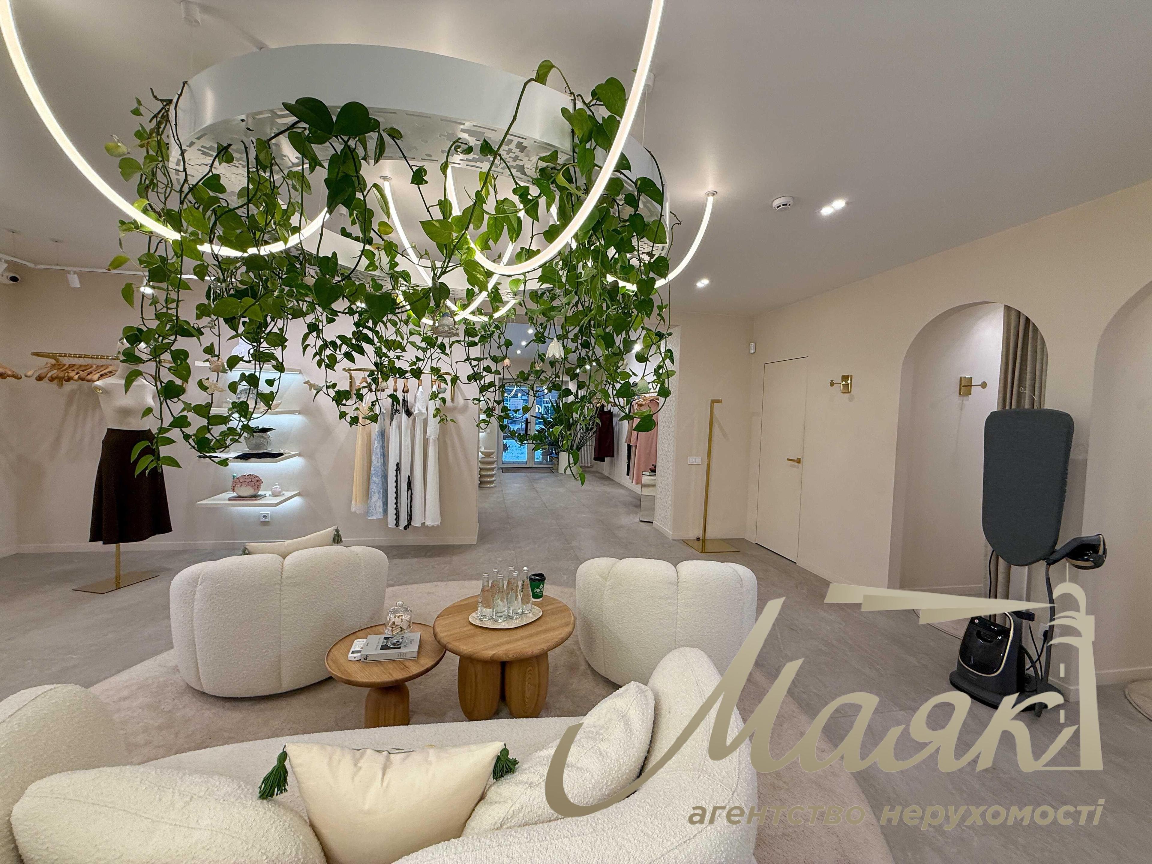 Оренда фасадного комерційного приміщення 86,6 м², район Французького кварталу