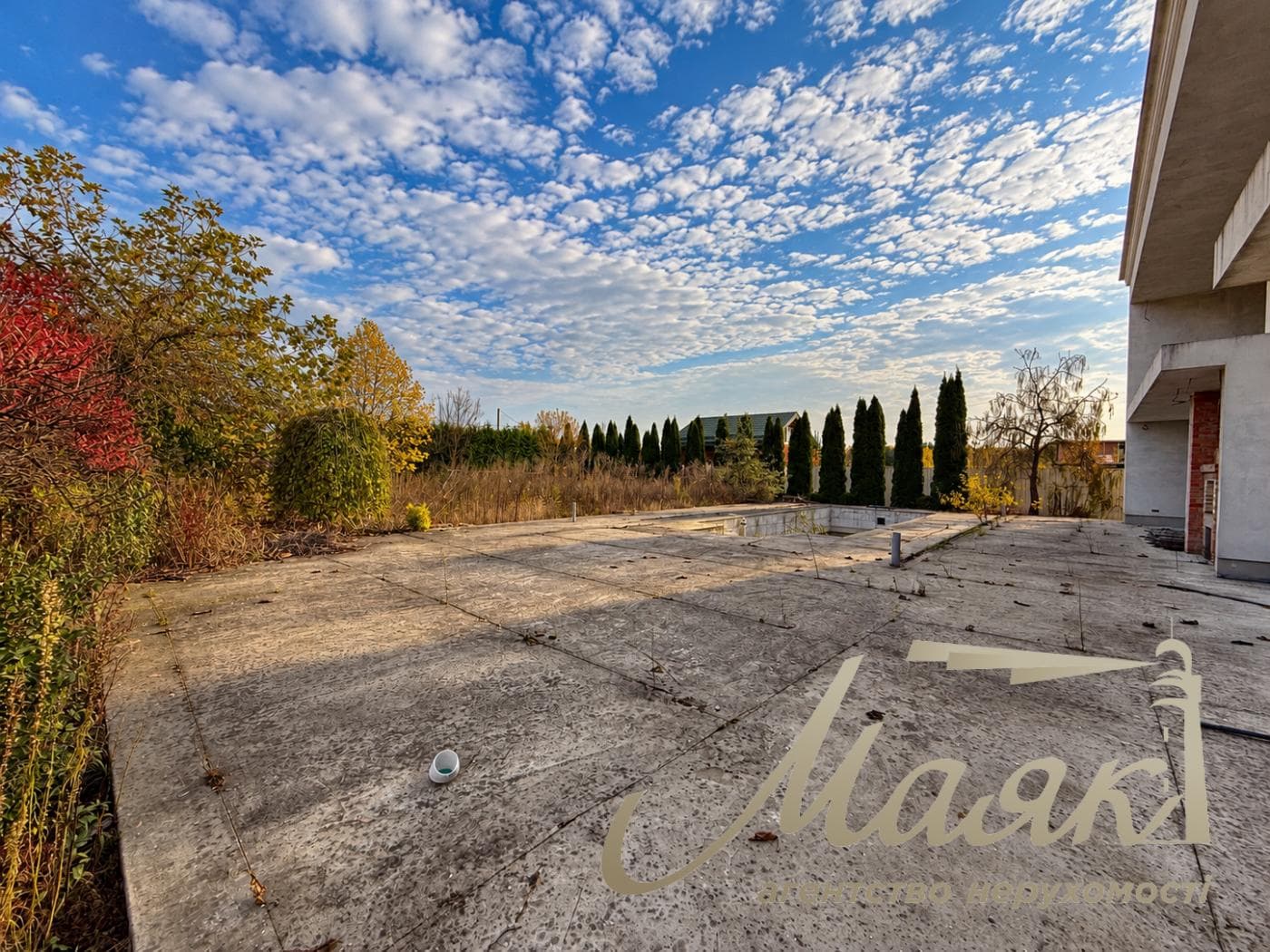 3-story house for sale, 325 m², village of Plyuty