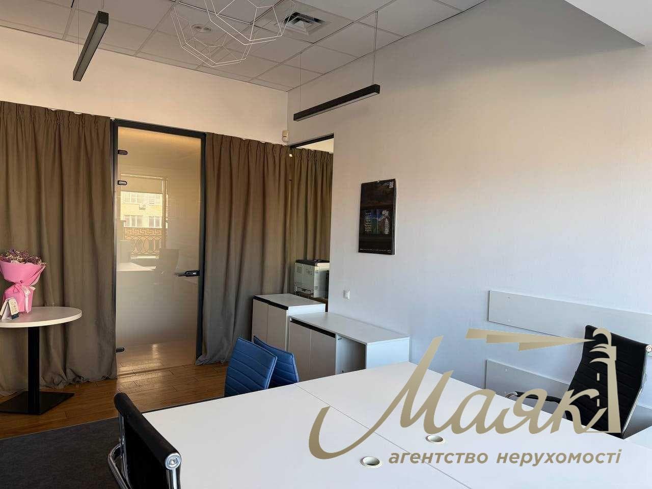 Оренда офісу площею 346 м², район Цирку, станція метро «Університет», бізнес-центр «Європа Плаза», центр Києва.