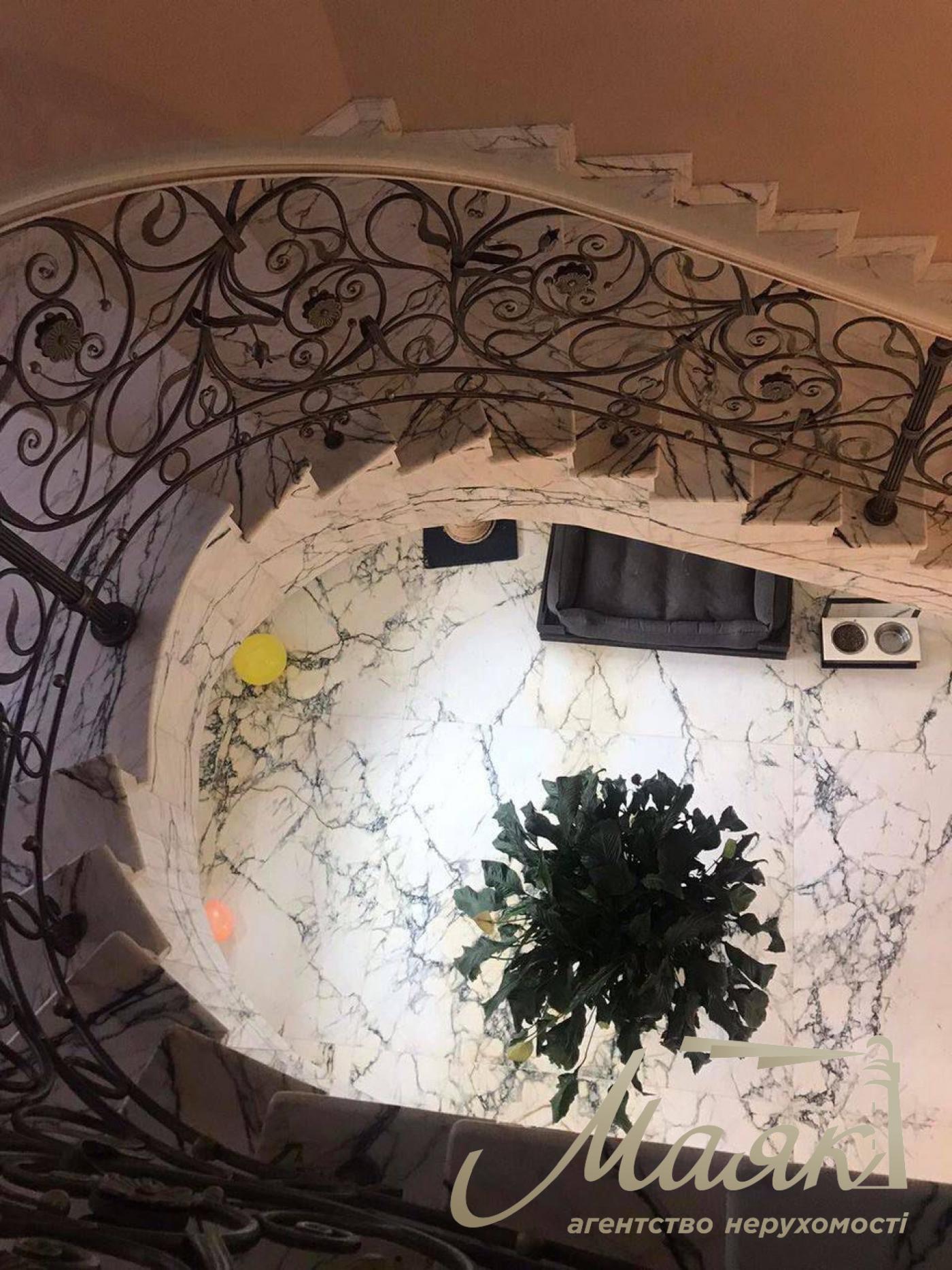 Продаж будинку 1122м2 Козин