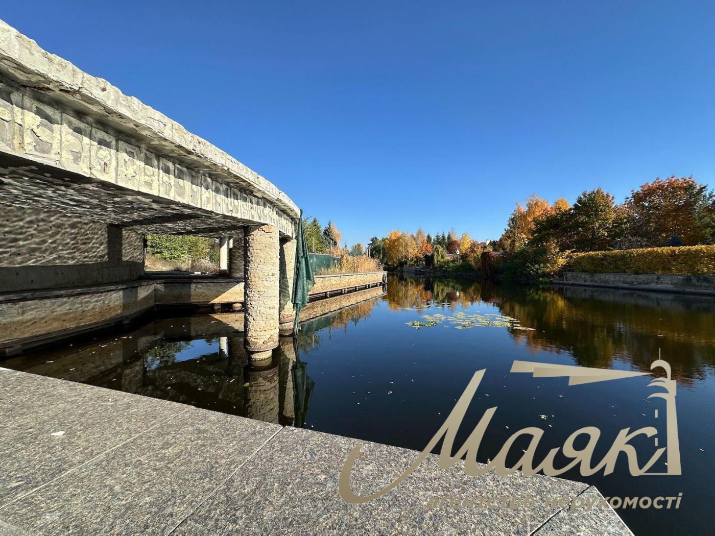 Sale of a plot with access to the Dnieper River. In the city on the Dam.