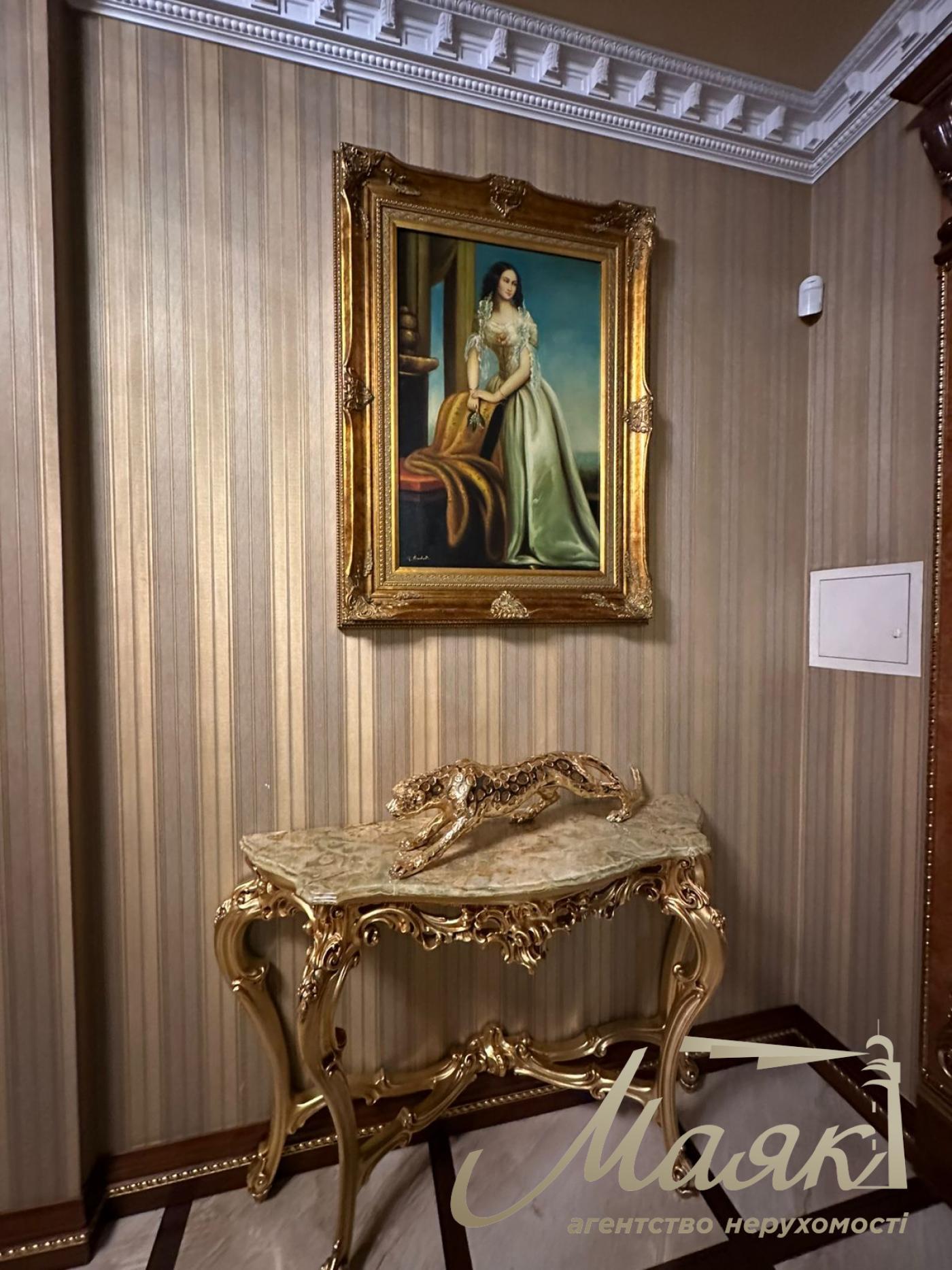 We offer for sale a luxurious house in Petropavlovska Borschagovka, Kiev, just 3 minutes from the city.