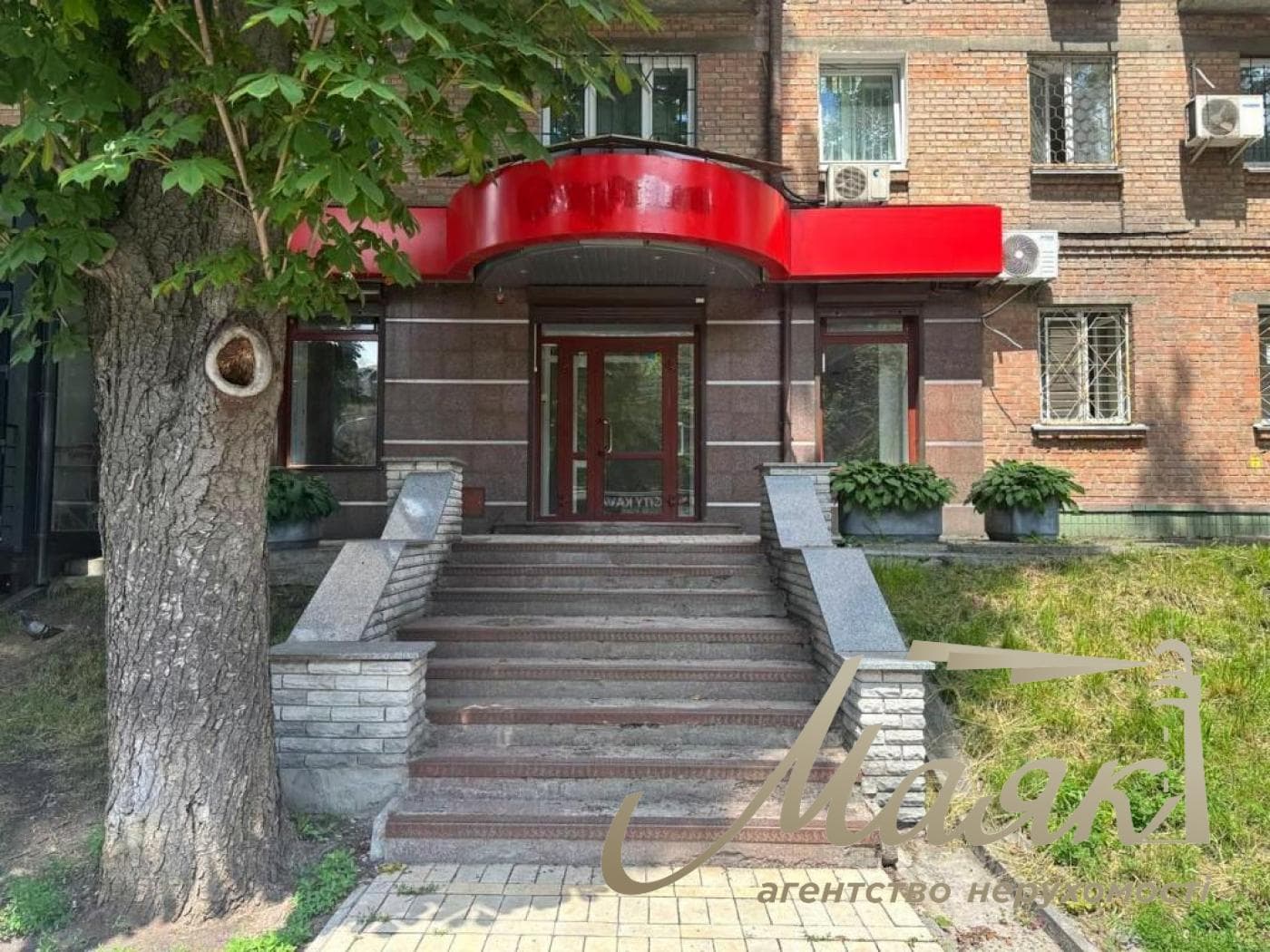 Оренда фасадного приміщення площею 44 кв. м на вул. Мечникова, Кловська, Печерськ