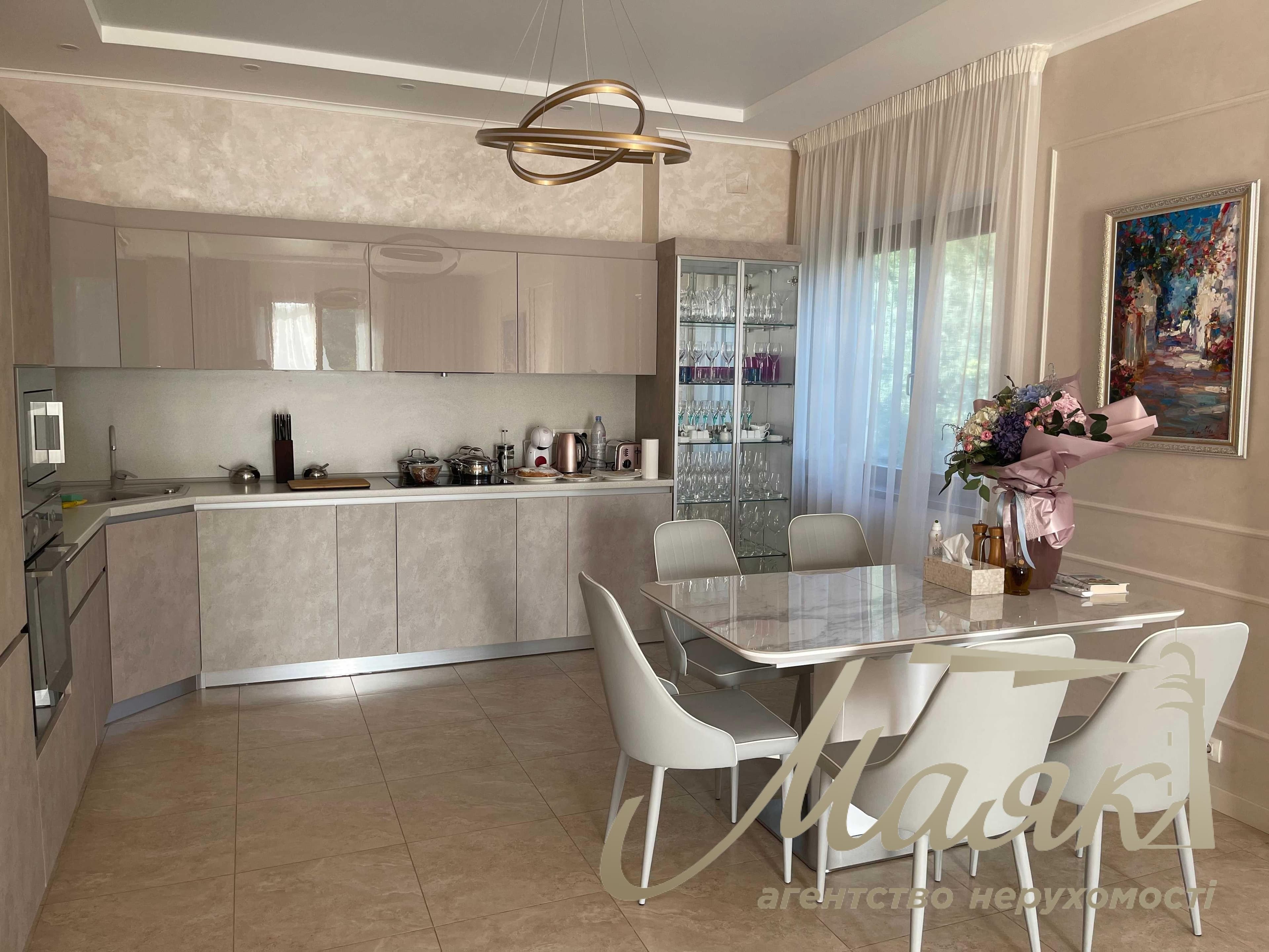 Оренда 3-поверхового котеджу (650 м²) з виходом до води, пляжем та басейном на 20 сотках