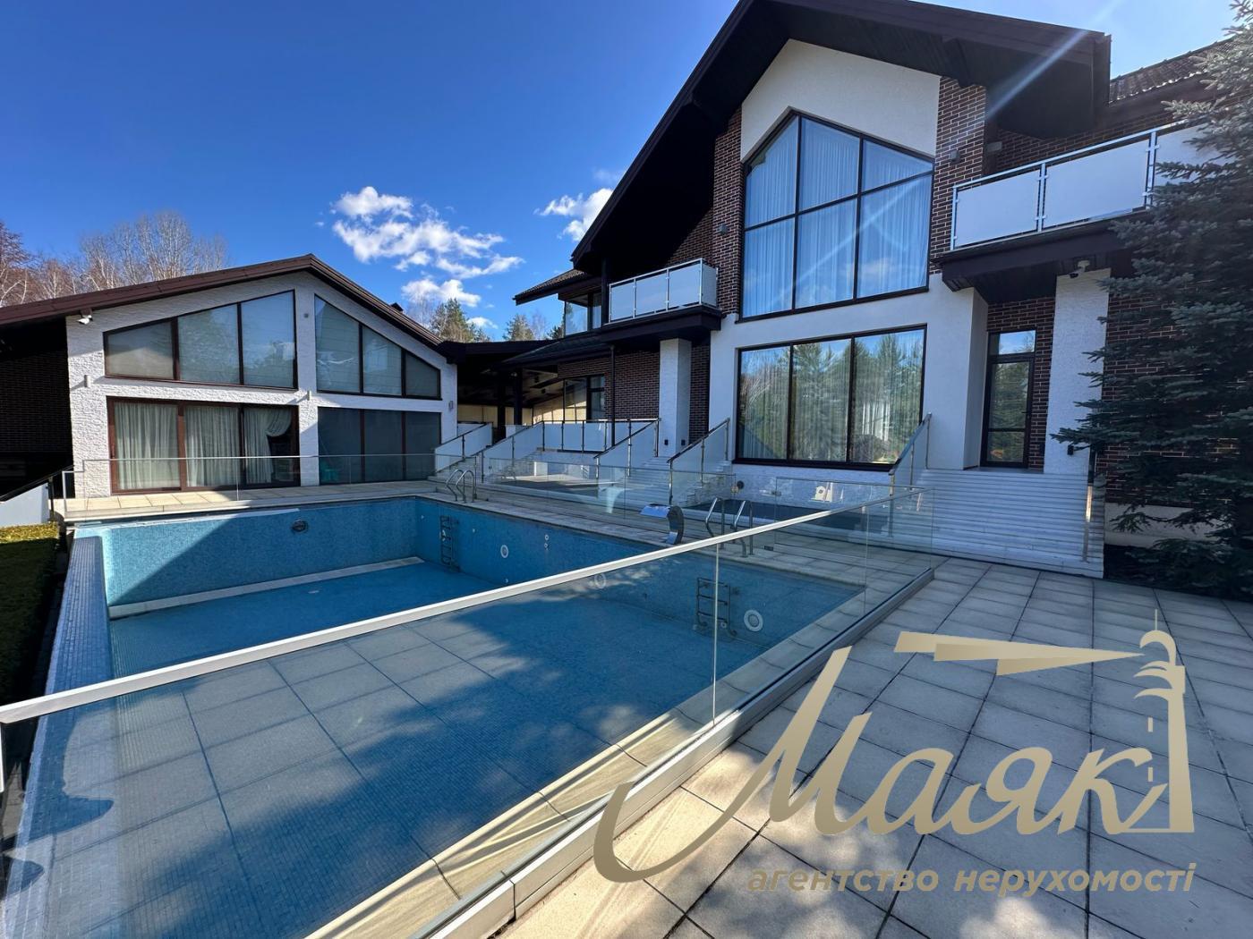 Пропонується до продажу будинок у лісовій зоні в селі Гореничі - в екологічно чистому місці серед сосен, поруч з озерами.