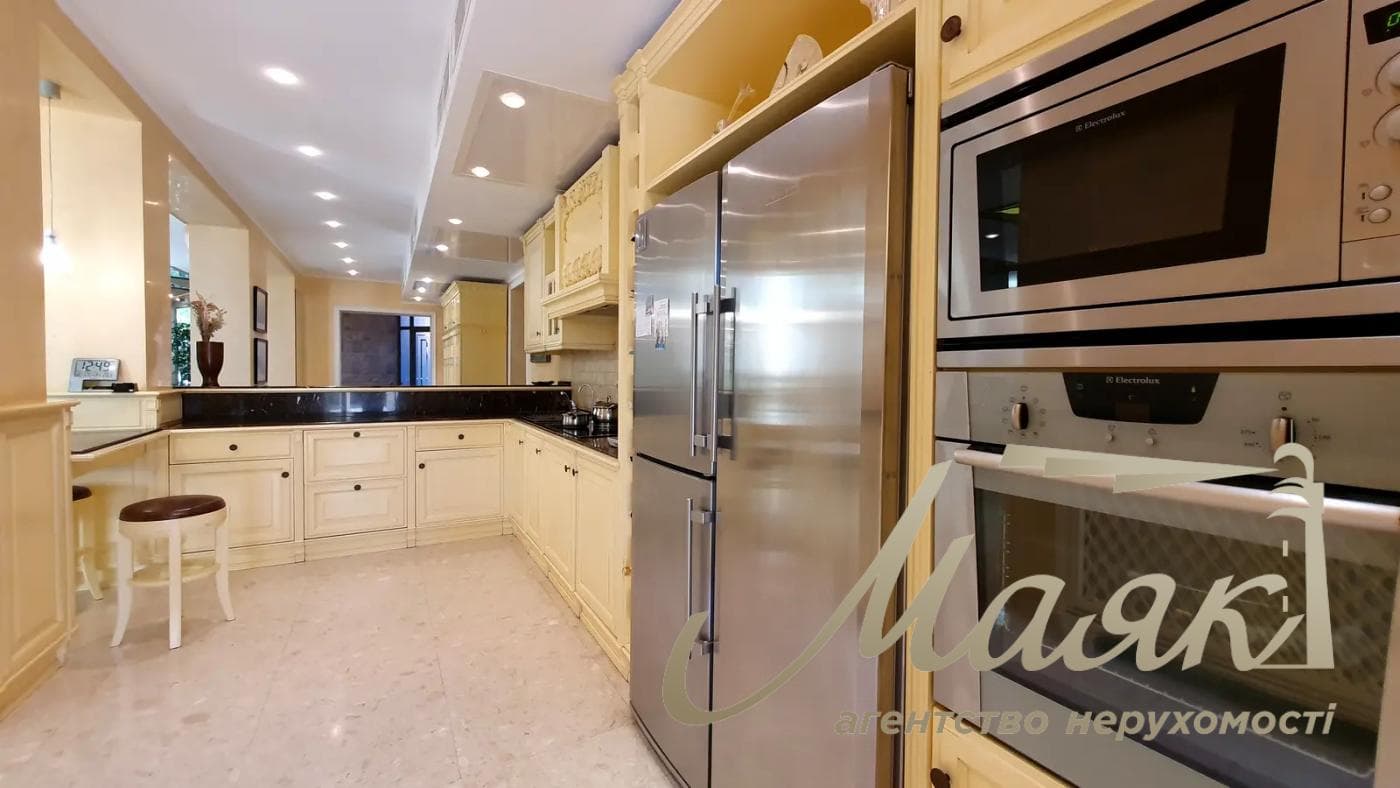 Selling a house on the Dnieper 700m2 in s.Kozin, Dam 2 km with a swimming pool in Kozin/Koncha Zaspa, Obukhiv direction, Kyiv region 45 hectares of land.
