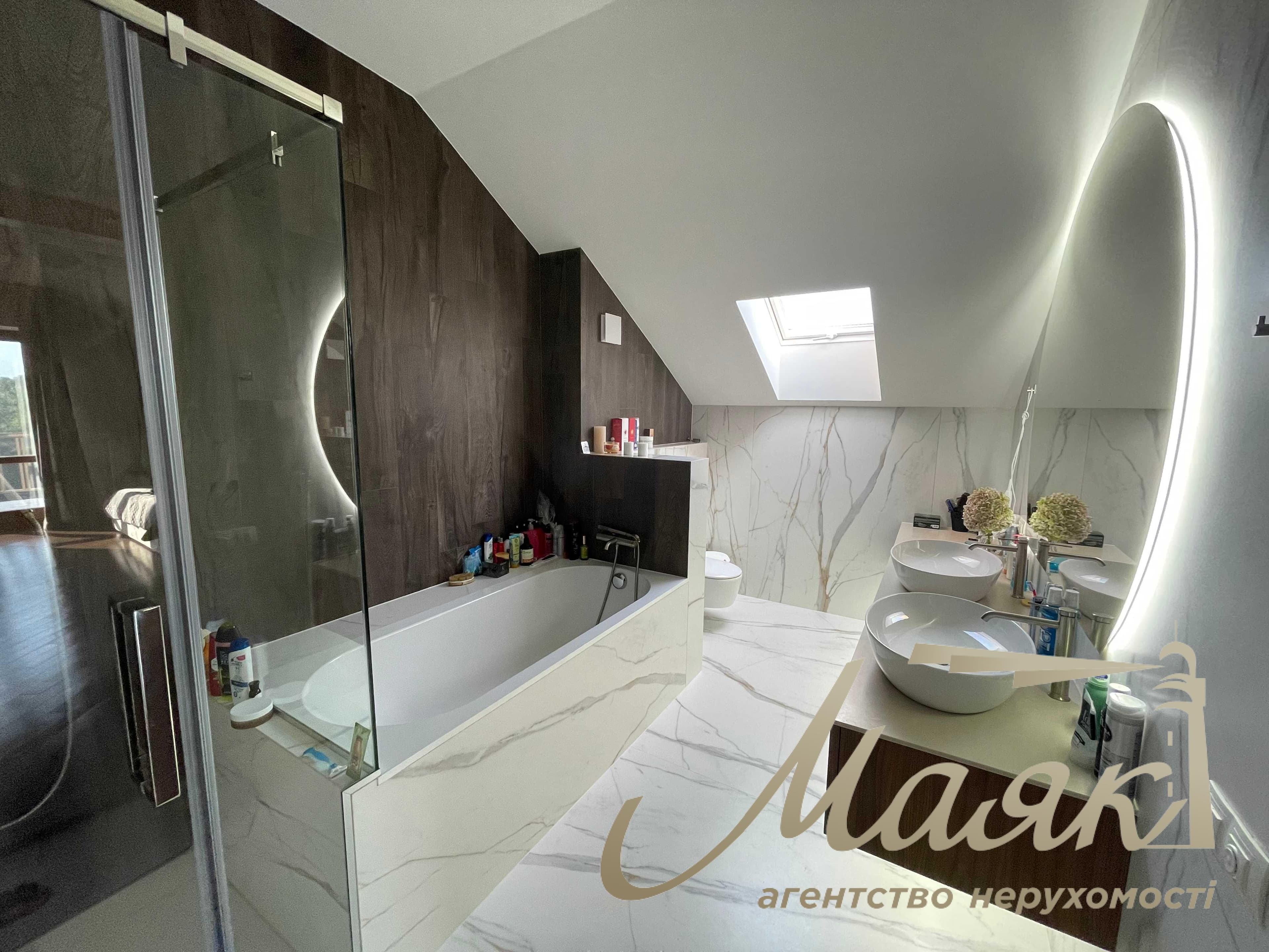 Оренда 3-поверхового котеджу (650 м²) з виходом до води, пляжем та басейном на 20 сотках