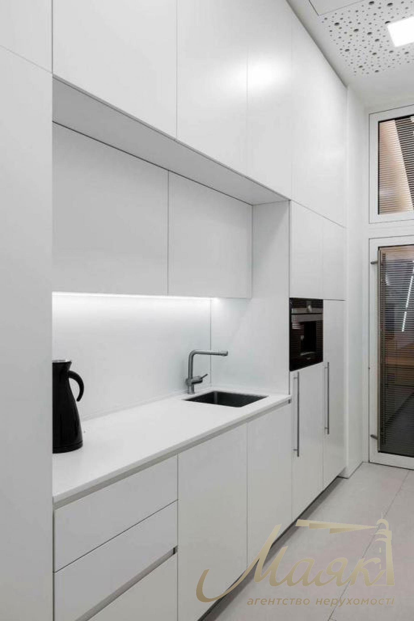 Продаж офісу з орендарем, вул. Тургенєвська