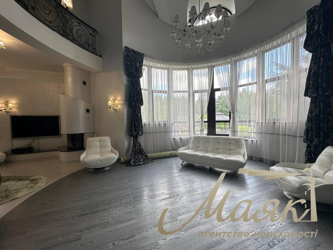 Продаж резиденції з двох будинків на 60 сотках землі на Хуторі Мриги, Голосіївський район.