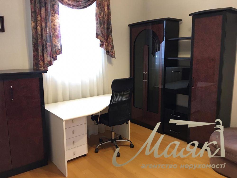 Продаж будинку з басейном у КМ "Золоті Ворота" Козин