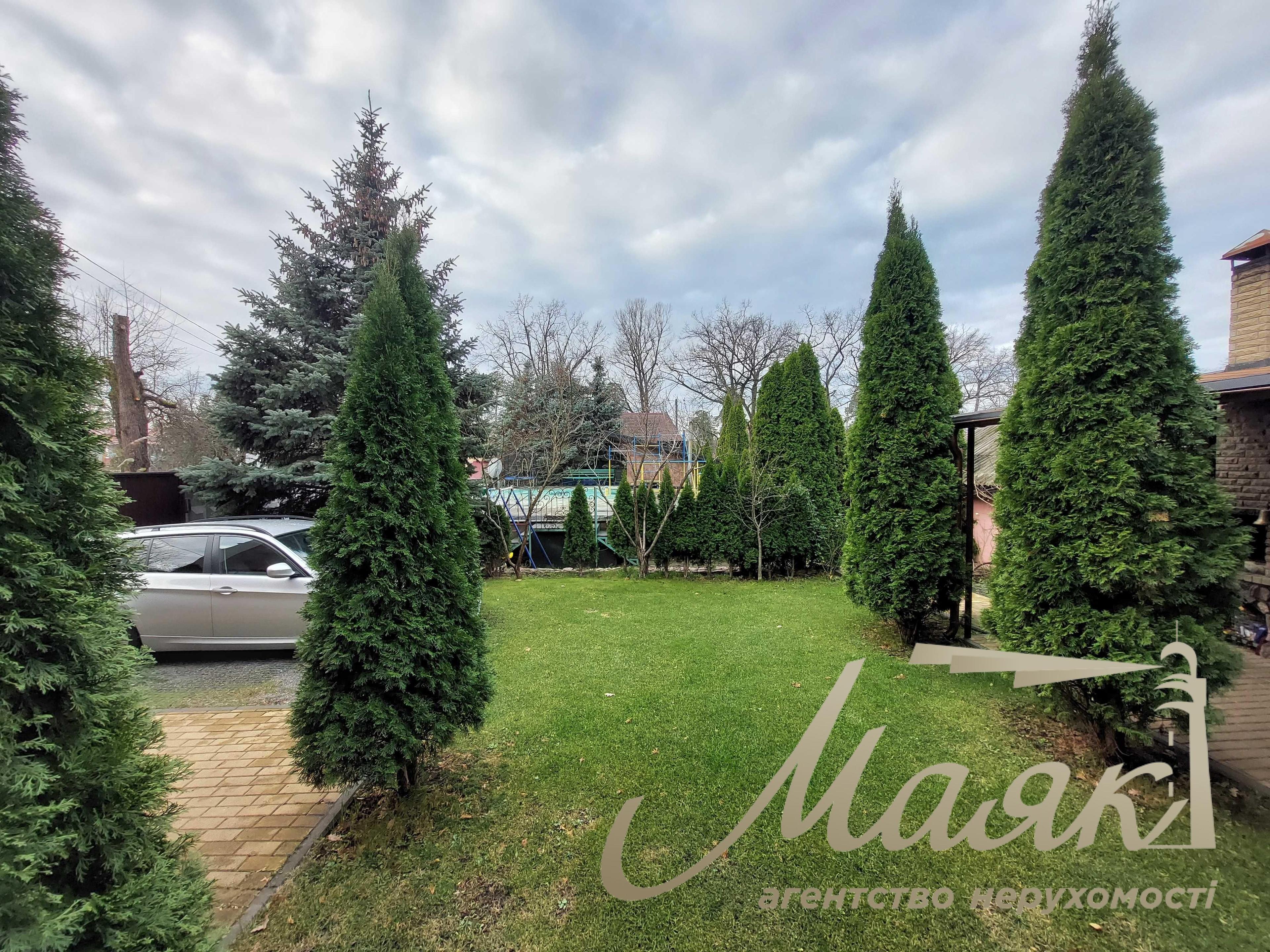 Оренда дизайнерського будинку 120 м² з доступом до бункерних апартаментів, сауною і великою терасою, Пуща-Водиця, Київ.