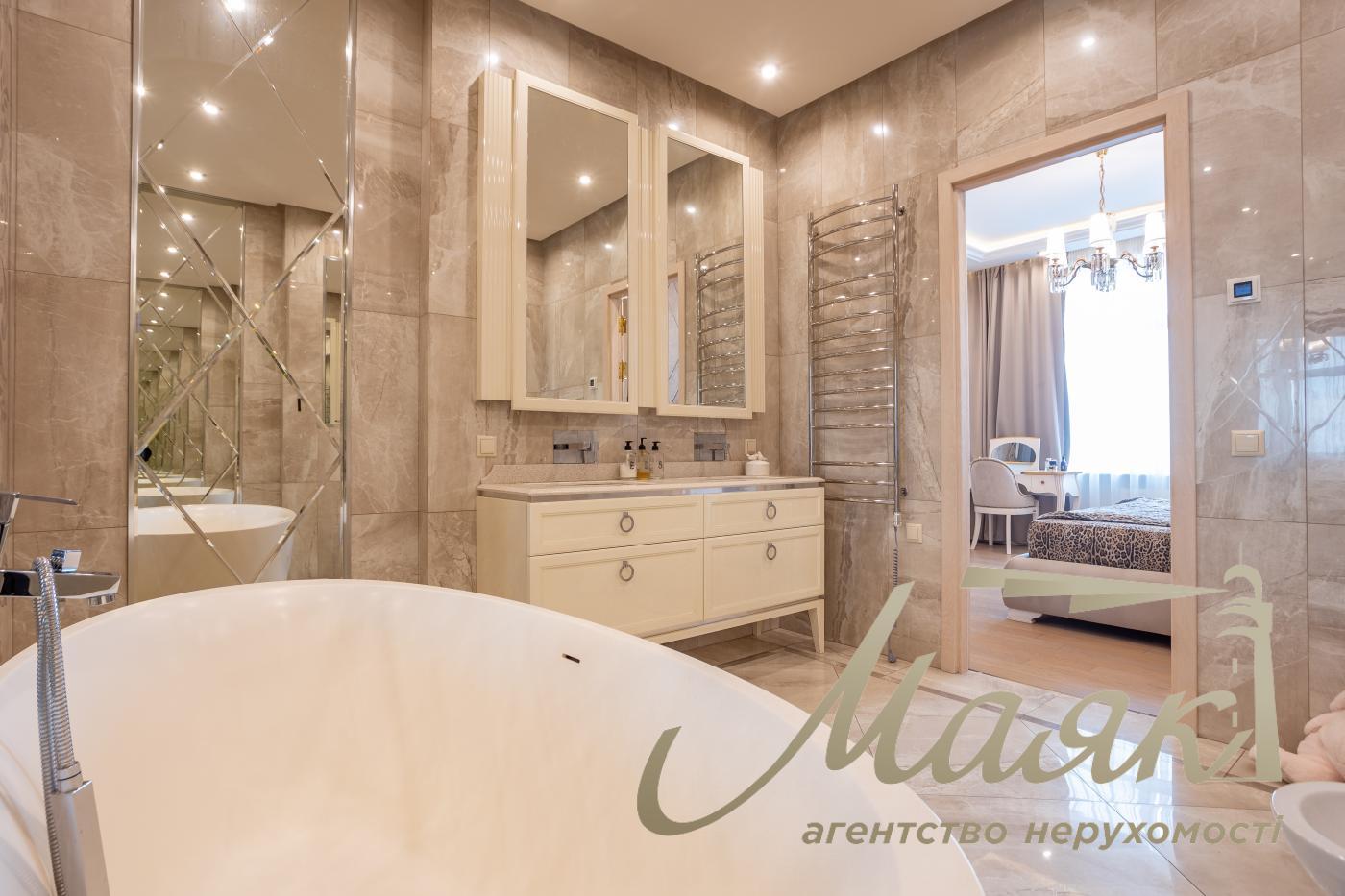Rent 3-bedroom apartment LCD Novopecherskie Lipki, Verkhoglyada street (Dragomirov)