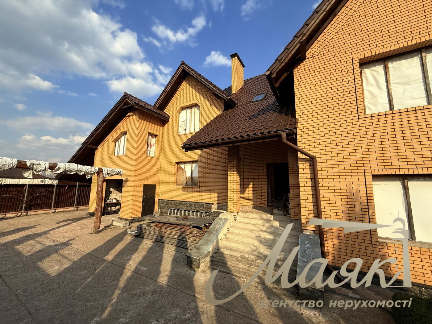 Продажа 2х-этажного дома 357.39м2 в с.Погребы, Броварский район.