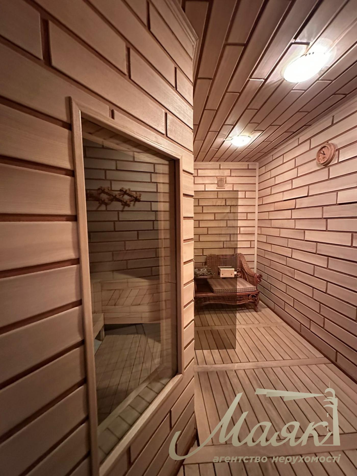 We offer for sale a luxurious house in Petropavlovska Borschagovka, Kiev, just 3 minutes from the city.